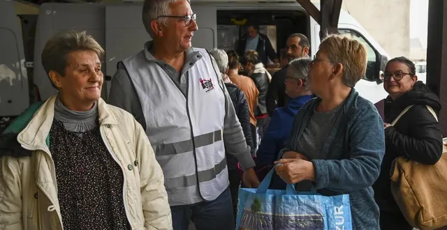 photo  le lude, jeudi 11 mai 2023. c’est jour de distribution du centre itinérant. yannick guilloux, ici avec marie-france et colette, fait en sorte d’entretenir la bonne humeur malgré le poids de la situation.  &copy;  le maine libre – denis lambert 
