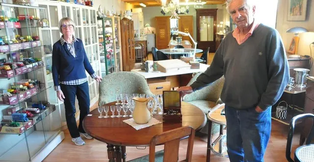 photo  michèle et jacky ronceray ont rouvert une brocante boulevard de la gare à la flèche. le couple se donne un an et demi à deux ans pour vider le stock puis vendre les locaux.  &copy;  le maine libre 