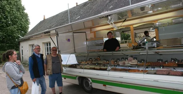 photo  c’était le troisième mardi à fillé pour sandrine et fred, à proposer leur production locale sur la place de l’église.  &copy;  ml 