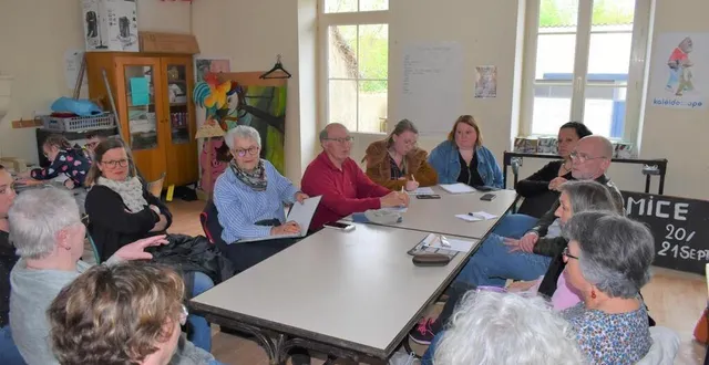 photo  autour de la table, de nombreuses questions ont été soulevées.  &copy;  le maine libre 