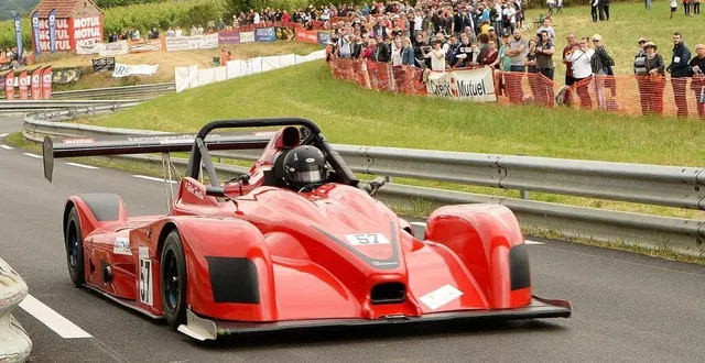 photo  à la pommeraye, les prototypes – les voitures les plus rapides – dépassent les 200 km/h en vitesse de pointe.  &copy;  archives co – étienne lizambard 