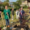 photo premiers coups de pelle des maires pour planter l’arbre du 40e anniversaire du jumelage, jeudi soir.