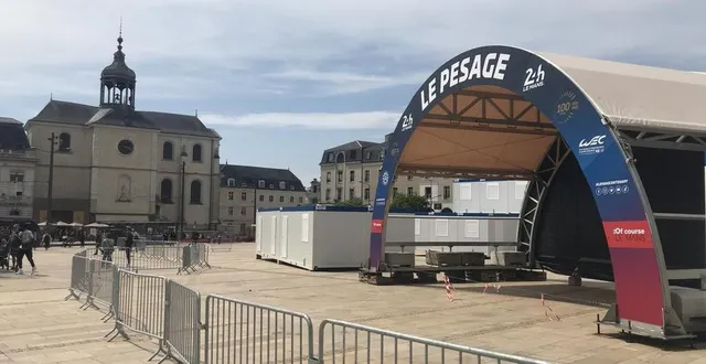 photo  place de la république, les installations du pesage des 24 heures du mans prennent leur quartier avant cette édition du centenaire.  &copy;  ouest-france 