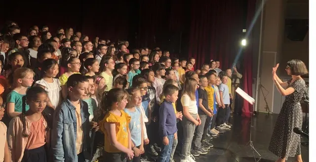 photo  l’école louise-michel a été la dernière à monter sur scène.  &copy;  le maine libre 