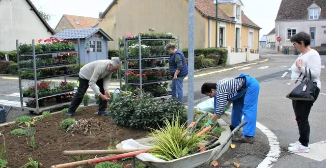 photo  certains s’affairent à redonner une jeunesse aux parterres  &copy;  le maine libre 