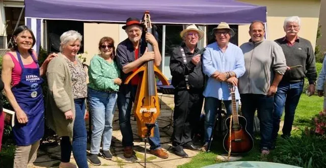photo  alain vaugarny a réuni des peintres et des musiciens dans son jardin de la  fontaine-du-pâtis.  &copy;  ouest-france 