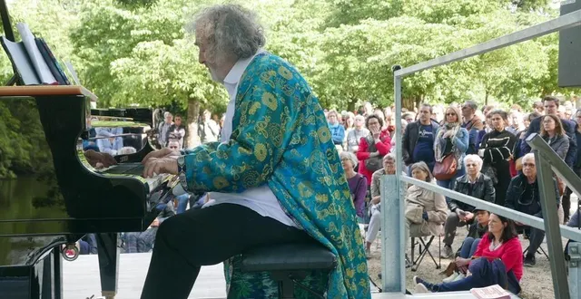 photo  assis, debout ou couché dans l’herbe et les pâquerettes, ils étaient 500, attentifs au concert gratuit de franck ciup et de la comédienne sophie parel, jeudi après-midi à l’étang saint-nicolas.  &copy;  ouest-france 