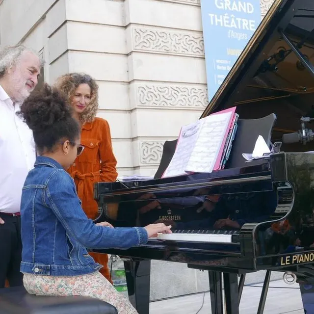 photo place du ralliement, à la fin du concert vendredi, franck ciup a permis à jade, qui veut être pianiste depuis l’âge de 3 ans, de jouer sur son piano.  ©  ouest-france