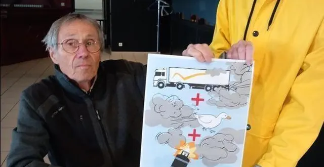 photo  sylvie et joël jupin, riverains et principaux acteurs du collectif « non à l’entrepôt trangé », ont présenté leur nouvelle affiche lors de la troisième réunion publique mardi 16 mai 2023.  &copy;  le maine libre 