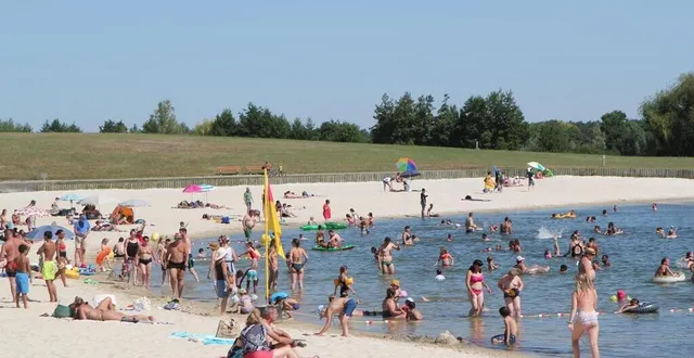 photo  base de loisirs de la monnerie, un jour de juillet 2022.  &copy;  archives le maine libre 