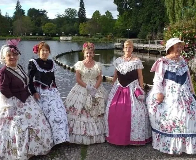 photo de beaux costumes et danses pour vivre une journée comme en 1870.  ©  archives daniele despres
