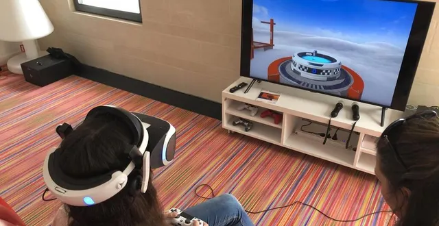 photo  beaufort-en-anjou, le 17 mai 2023. la médiathèque de beaufort-en-anjou a organisé trois sessions de découverte gratuite du casque de réalité virtuelle. l’adolescente qui le porte est en immersion dans le jeu, comme déconnectée du monde.  &copy;  co 