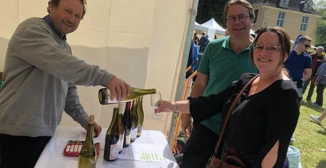 photo  pascal janvier fait déguster son millésime 2022 au salon des vins sarthois, ce week-end, à l’abbaye de l’épau. il exporte 70 % de sa production.  &copy;  ouest-france 