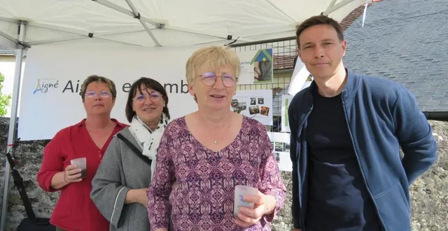 photo  annie sif conseillère municipale (deuxième à partir de la g.), avec isabelle, lydie et christophe, trois habitants impliqués dans le projet.  &copy;  le maine libre 