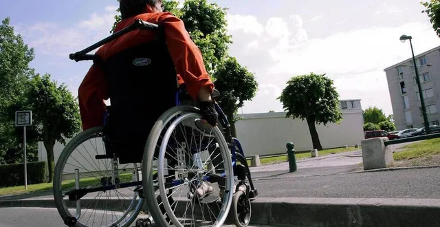 photo  les personnes en fauteuil roulant doivent respecter les règles réservées aux piétons ou aux véhicules motorisés.  &copy;  archives presse océan 