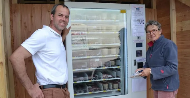 photo  emmanuel fortin conseille cette solesmienne qui apprécie de pouvoir s’approvisionner à deux pas de chez elle.  &copy;  le maine libre 
