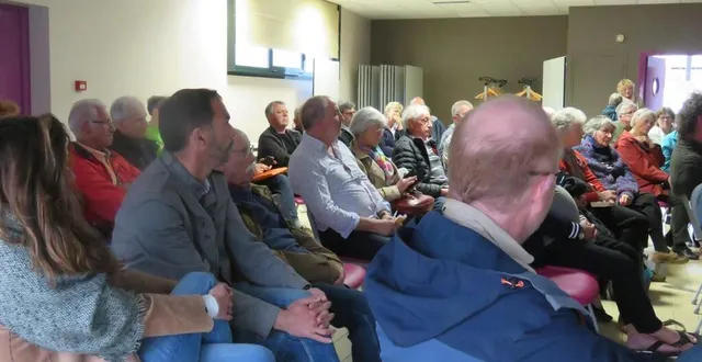 photo  une centaine de personnes issues des six communes environnantes ont participé à la deuxième réunion publique lundi 15 mai 2023.  &copy;  le maine libre 