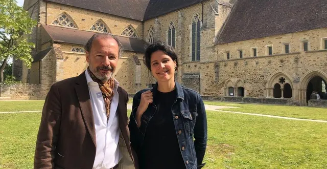 photo  apolline de malherbe et guy de malherbe, devant l’abbaye royale de l’epau ce dimanche 21 mai 2023.  &copy;  le maine libre 