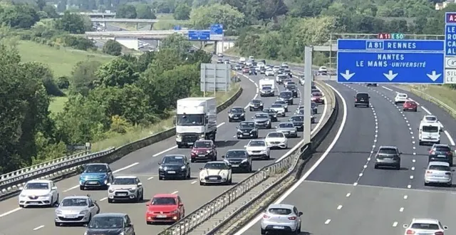 photo  les ralentissements d’environ 2 kilomètres au nord du mans dans le sens le mans – paris le 21 mai 2023.  &copy;  photo le maine libre 
