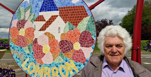 photo  alain grémillon devant la mosaïque représentant le logo de lombron (sarthe) qu’il a réalisé.  &copy;  ouest-france 