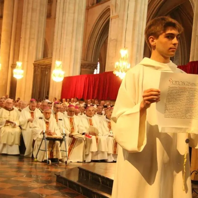 photo la lettre en latin du pape françois, qui nomme l’évêque dans ses nouvelles fonctions, a été présentée à l’assemblée.  ©  ouest-france