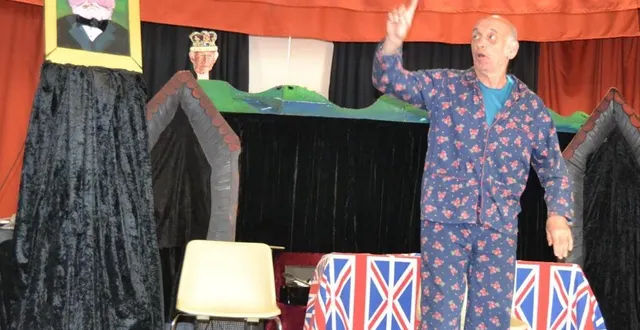 photo  glyn jones a joué « a nice cup of england » à la salle des fêtes.  &copy;  le maine libre 