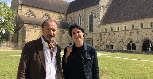 photo  guy de malherbe et sa fille apolline de malherbe, journaliste et présentatrice de la matinale de la semaine sur rmc sont devenus les ambassadeurs du jasnières et du coteaux-du-loir, lors d’une cérémonie organisée par la confrérie de la puette et du franc pinot, à l’abbaye de l’épau.  &copy;  le maine libre 