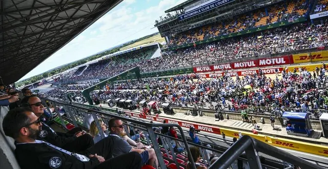 photo  le 11 juin 2022, les 24 heures du mans lors de la pré-grille : avec les podcasts, passez de l’autre côté du grid.  &copy;  archives le maine libre – denis lambert 