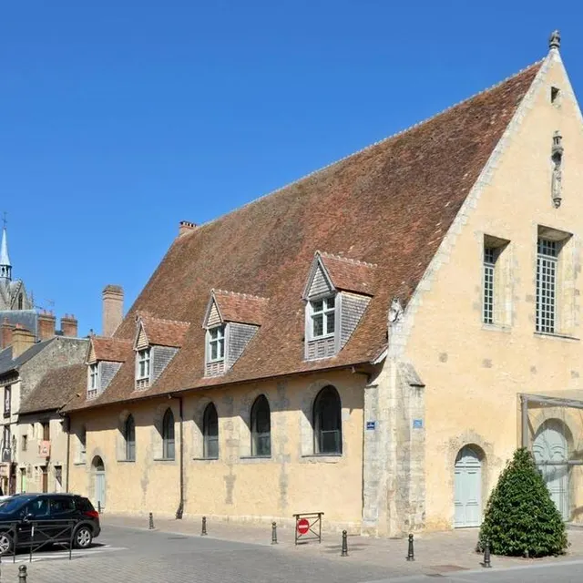 photo les anciennes halles sont devenues un lieu d’exposition  ©  selbymay / cc by-sa 3.0