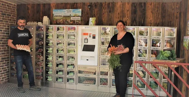 photo  bertrand chartier et sophie girard approvisionnent tous les jours la cagette en produits frais.  &copy;  ouest-france 