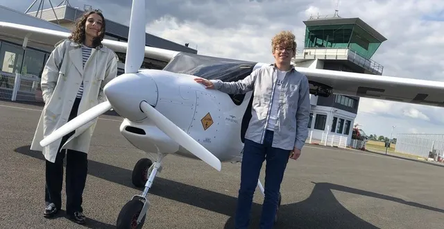 photo  le nouvel avion électrique n’a pas de secret pour lui : anthony landemaine, 23 ans, est instructeur de vol. fanny, son élève de 20 ans, veut devenir pilote de ligne.  &copy;  ouest-france 