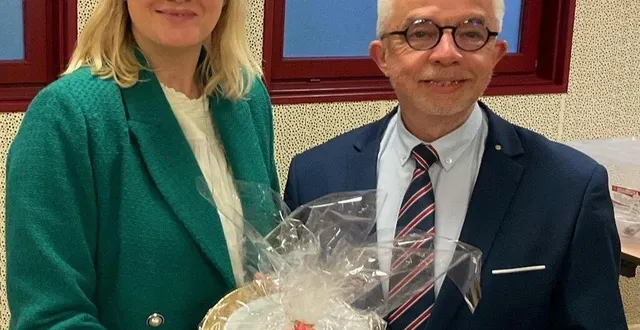 photo  julia krügers, à la tête de la communauté de schmitten depuis 2021, a effectué jeudi soir sa première visite à sainte-gauburge, où philippe bigot, maire, lui a offert un souvenir de la commune.  &copy;  ouest-france 