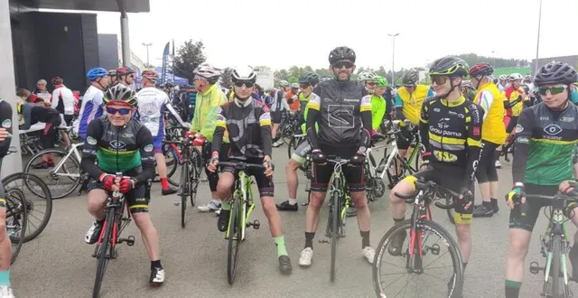 photo  après le ravitaillement, les cyclistes étaient prêts pour la deuxième partie du circuit.  &copy;  le maine libre 