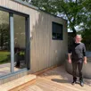 photo la tiny house et le spa installés par roger peslier se trouvent au fond du parc de l’hôtel saint-martin, rue d’erve à sablé-sur-sarthe.