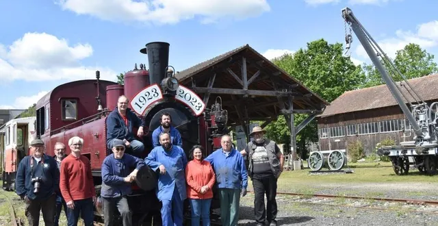 photo  l’équipe de bénévoles prépare activement l’anniversaire de la vieille dame qui va souffler ses cent bougies.  &copy;  le maine libre 