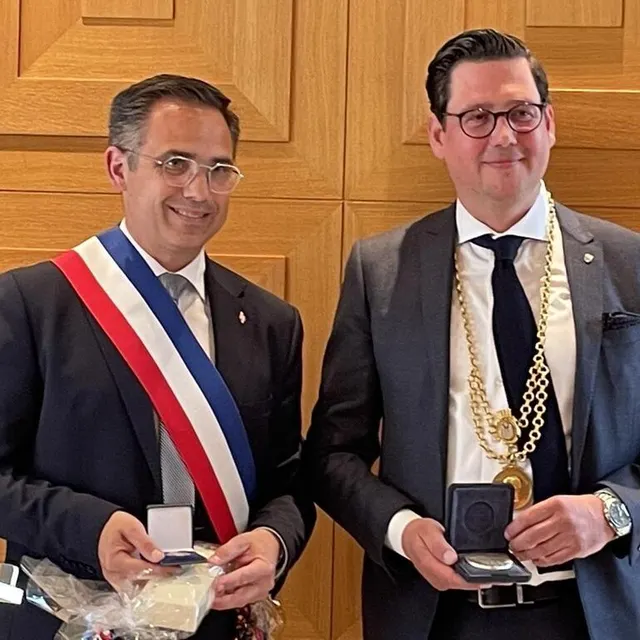 photo nicolas leudière et son homologue axel wohlgemuth ont confirmé les vœux d’amitié entre sablé-sur-sarthe et bückeburg.  ©  le maine libre