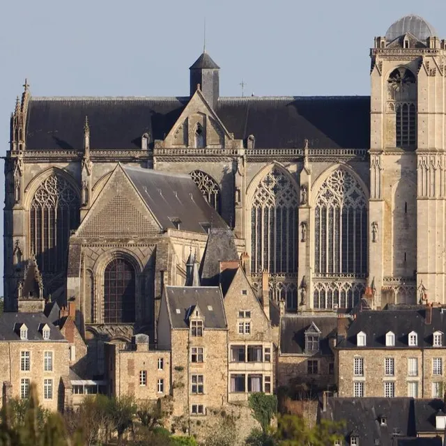 photo la cathédrale vue depuis les saulnières. on note la différence entre parties romane et gothique. et la verticalité d’un édifice d’apparence si massive quand on est à son pied.  ©  archives ouest-france