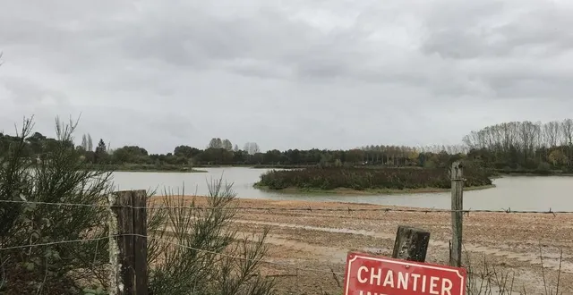 photo  des oiseaux ont été retrouvés morts près de la carrière des miniers, le maire de bazouges-cré, gwénaël de sagazan, a fait un signalement ce samedi 20 mai 2023 et des analyses sont en cours pour savoir si les animaux avaient été contaminés par la grippe aviaire.  &copy;  le maine libre 