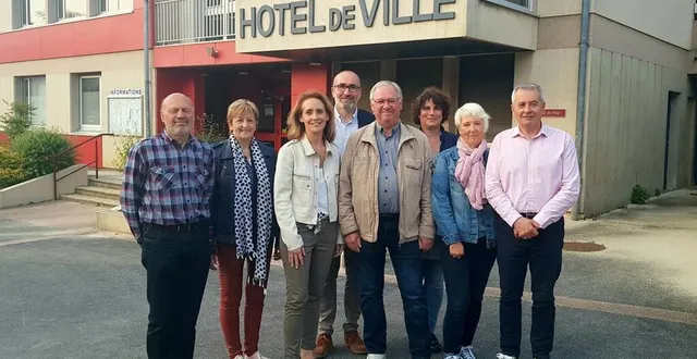 photo  marie-laure plever et ses sept adjoints. de gauche à droite, alain godet, catherine chartrain, marie-laure plever, guillaume mautin, jean-louis tortevois, laetitia jarry, nathalie courtan et thierry lemonnier.   &copy;  le maine libre 