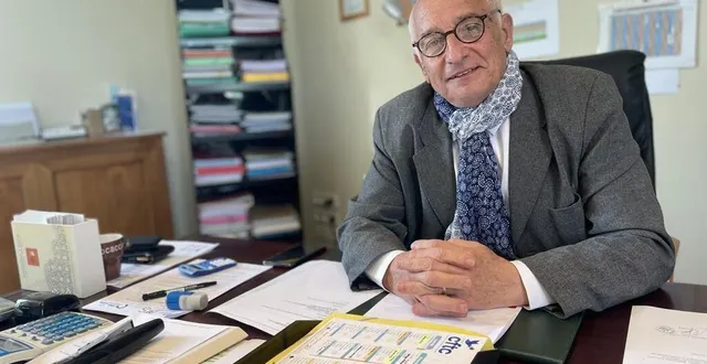 photo  à 77 ans, francis aïvar est maire de valframbert depuis 2001. il avoue passer entre 8 et 10 h chaque jour, en mairie.  &copy;  ouest-france 