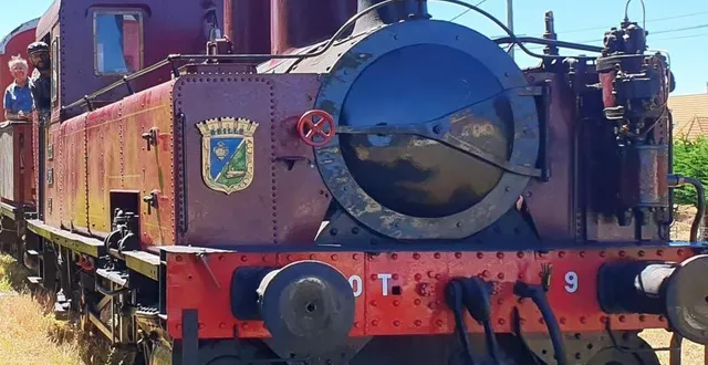 photo  la chéronne file à toute vapeur sur les rails.  &copy;  archives ouest-france 