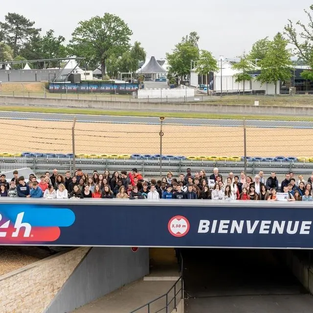 photo les lauréats du challenge d’écriture rassemblée à deux pas du circuit des 24 heures du mans mardi 23 mai 2023.  ©  le maine libre xavier sarrat