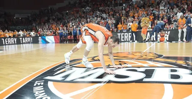 photo  terry tarpey a dit au revoir au public manceau en embrassant le parquet d’antarès.  &copy;  dominique breugnot 