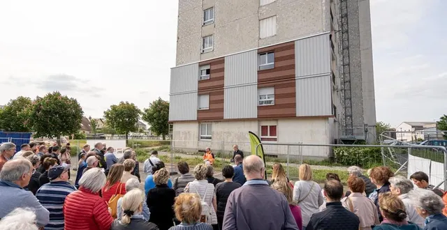 photo  habitants, architectes, constructeurs et officiels ont assisté au lancement de la réhabilitation de la résidence georges-gautier.  &copy;  le maine libre 