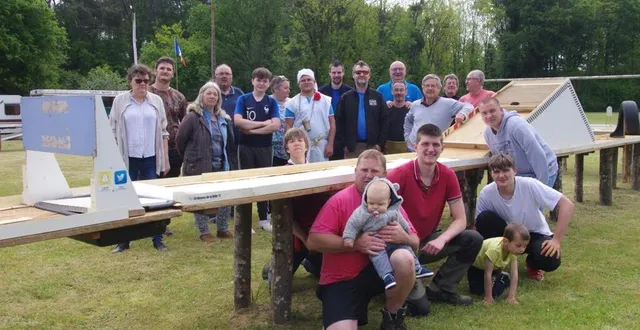 photo  une équipe de bénévoles s’attache à finaliser la préparation du circuit.   &copy;  le maine libre 