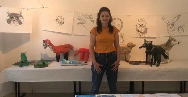 photo  aline crouin, sculptrice et référente, devant les productions de l’atelier récré’art.  &copy;  ouest-france 