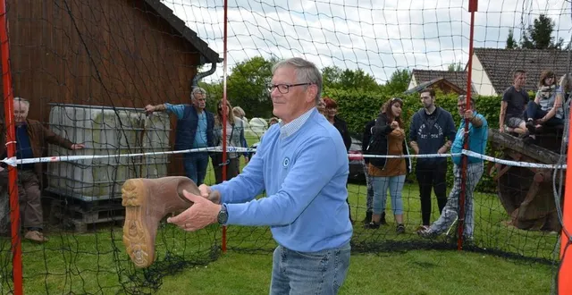 photo  le dimanche de la pentecôte, le concours international de lancer de bottes sera de retour à vitrai-sous-laigle.  &copy;  ouest-france 