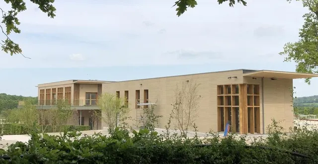photo  au haras du pin, le bâtiment d'accueil des compétitions et le restaurant (à gauche) sont terminés.  &copy;  ouest-france 