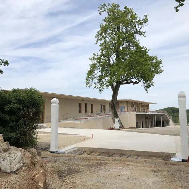 photo le bâtiment d’accueil et le restaurant, côté terrasse, avec vue sur l’une des carrières principales.  ©  ouest-france