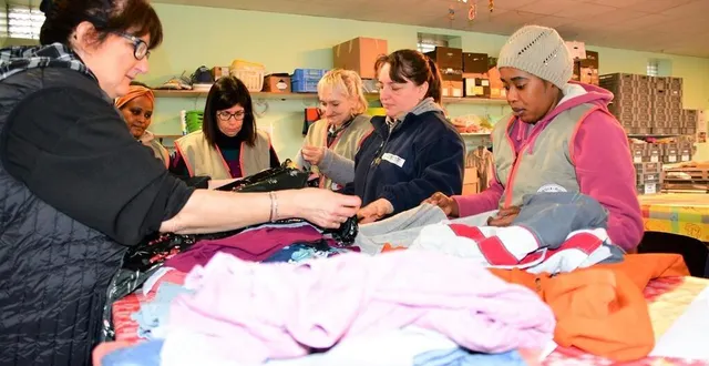 photo  en 2022, l’unité locale de la croix-rouge de sablé-sur-sarthe a collecté pas moins de 182 tonnes de textiles.  &copy;  frédéric poirrier 
